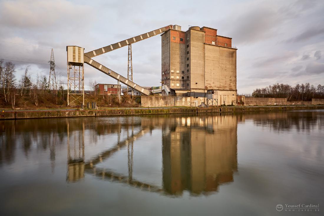 Ghlin, silos au bord du canal